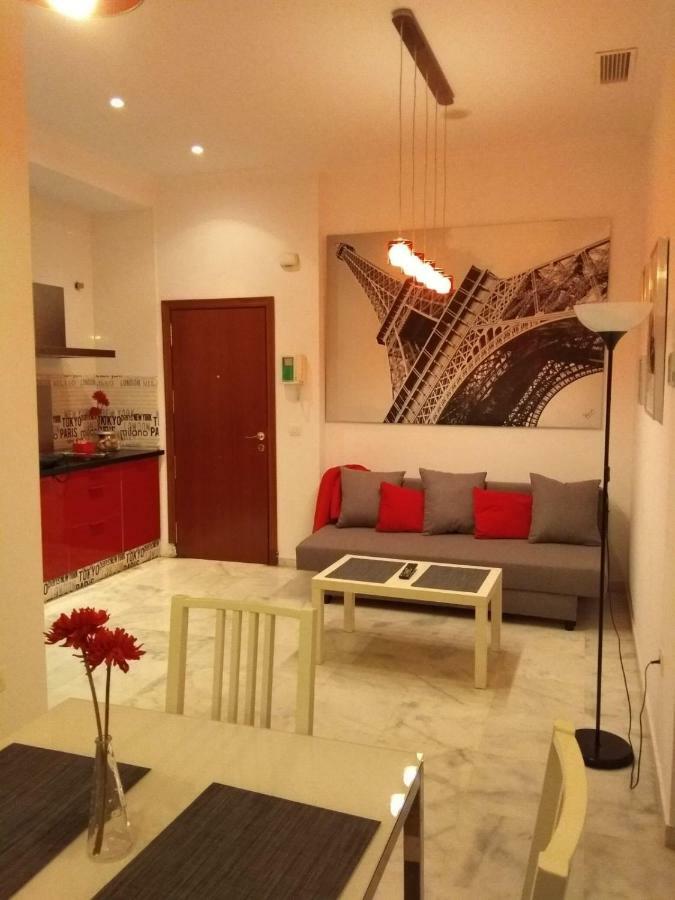 Apartamentos Rg Triana, Calle Castilla Con Patio Севиля Екстериор снимка