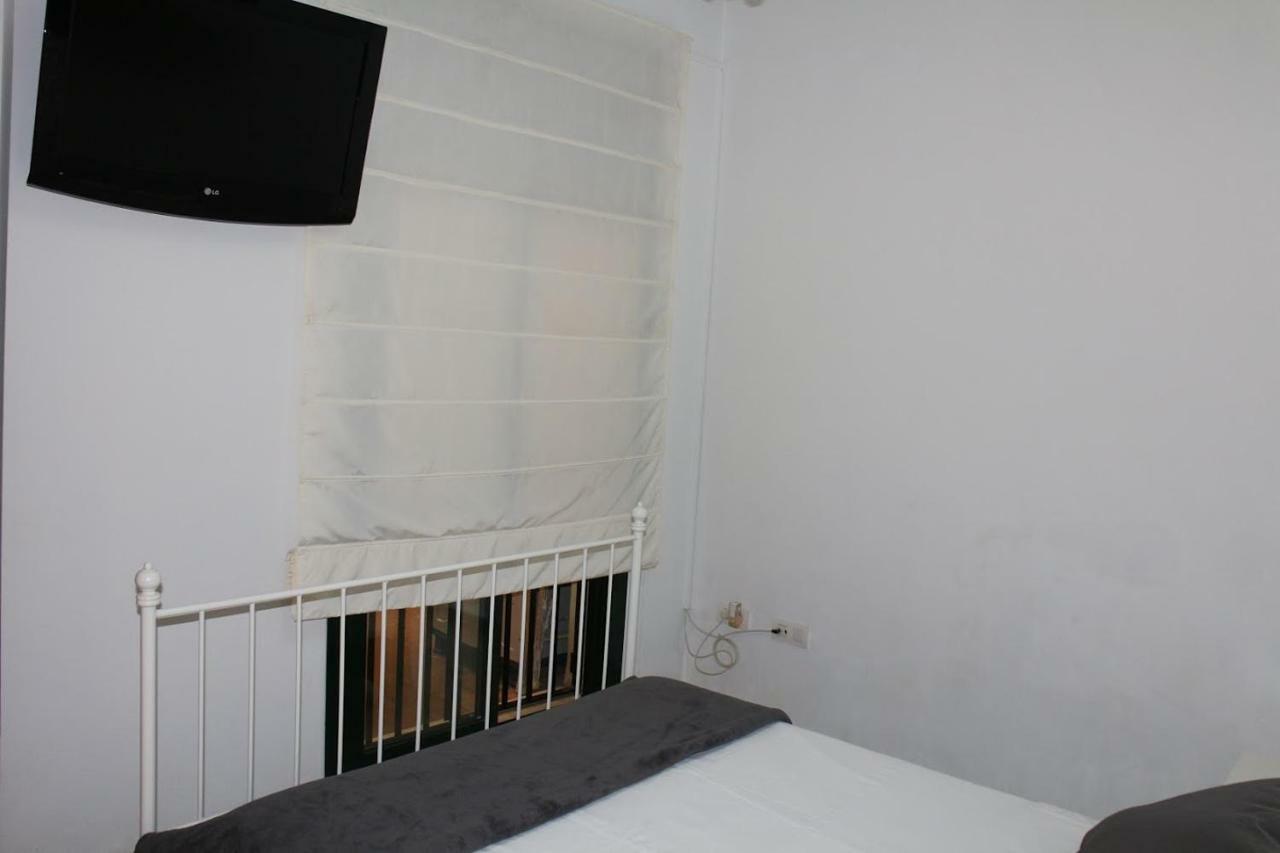 Apartamentos Rg Triana, Calle Castilla Con Patio Севиля Екстериор снимка