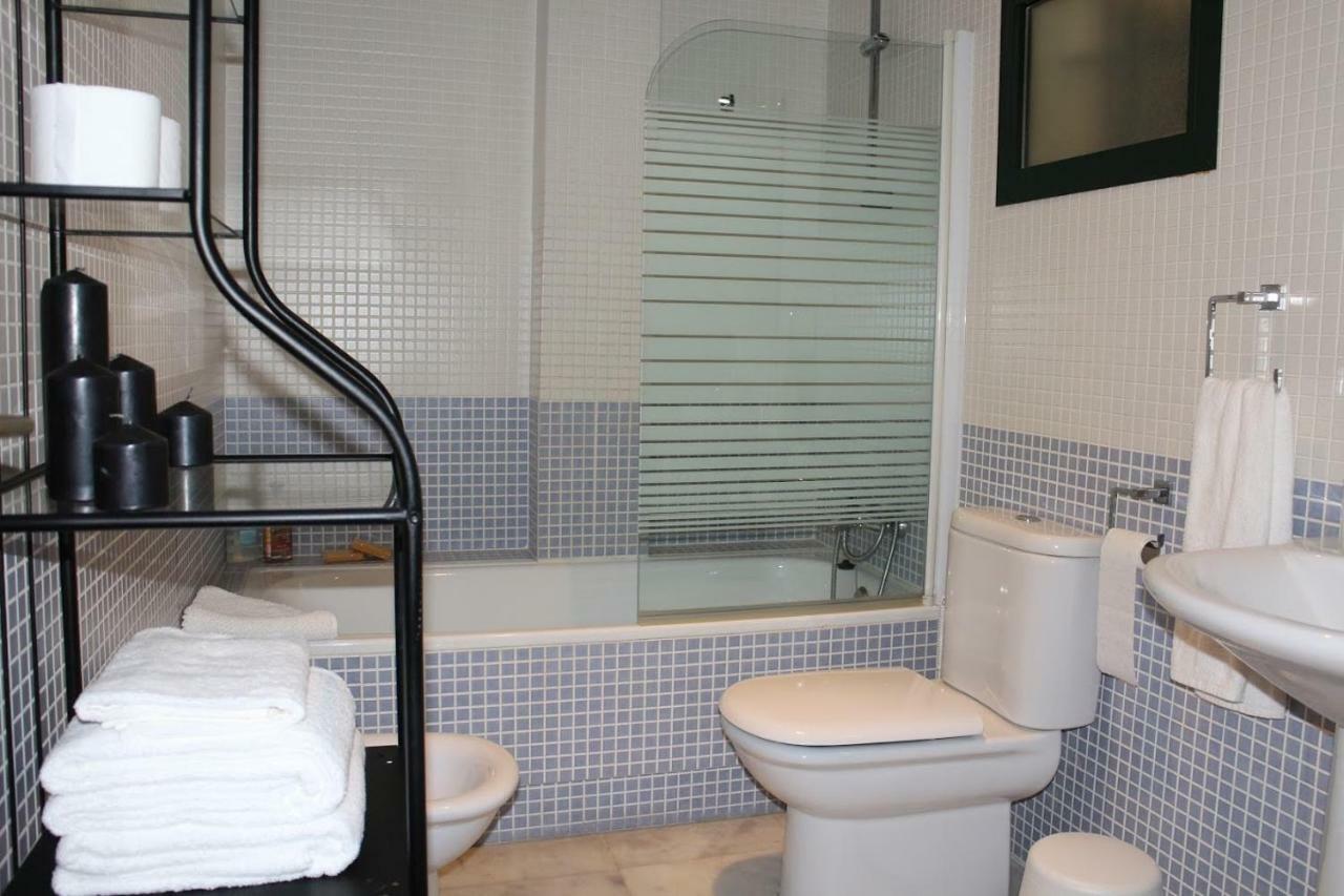 Apartamentos Rg Triana, Calle Castilla Con Patio Севиля Екстериор снимка