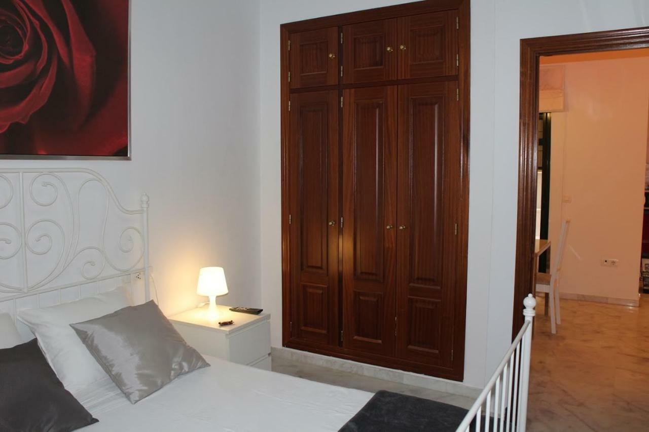 Apartamentos Rg Triana, Calle Castilla Con Patio Севиля Екстериор снимка