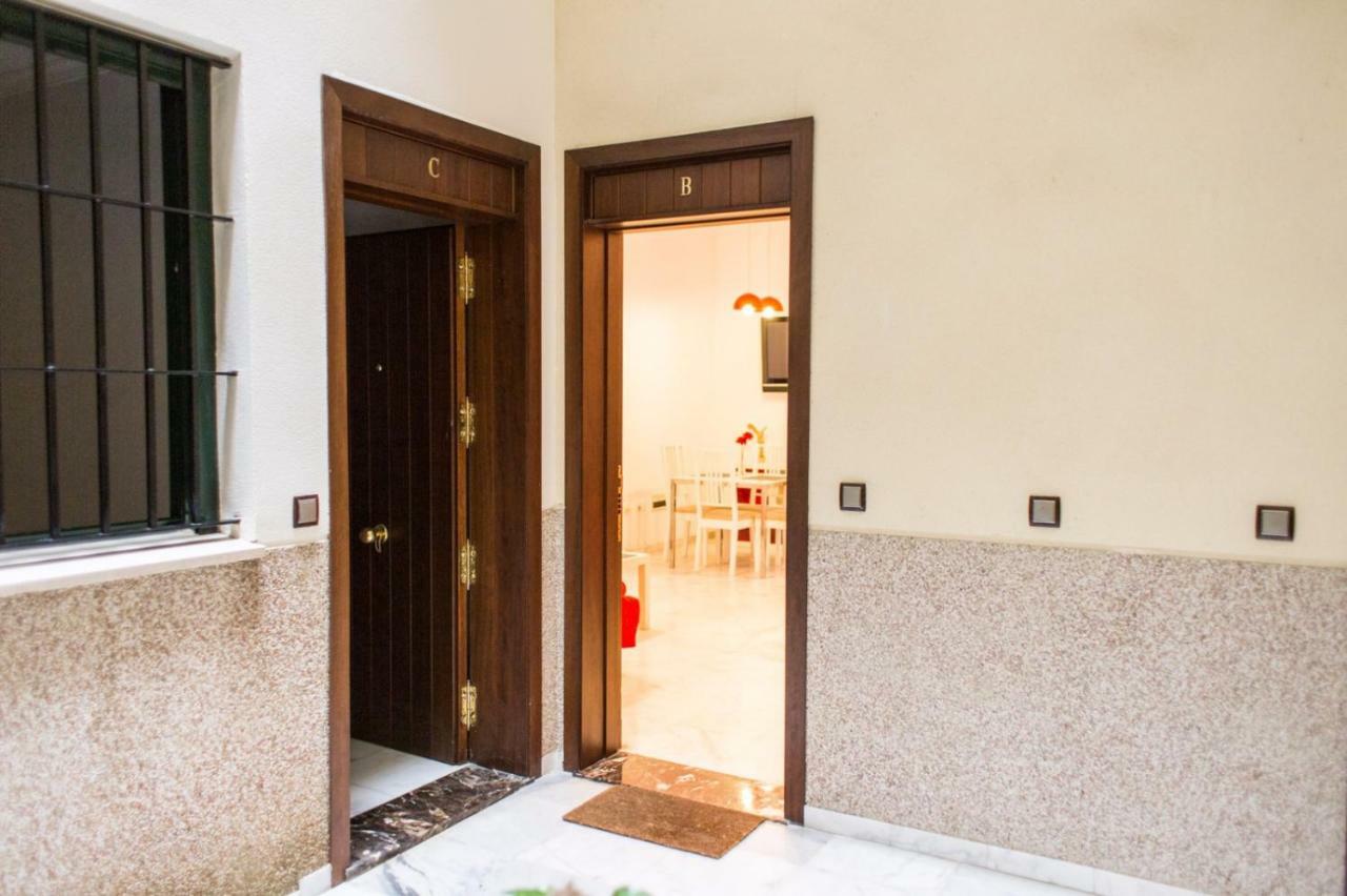 Apartamentos Rg Triana, Calle Castilla Con Patio Севиля Екстериор снимка